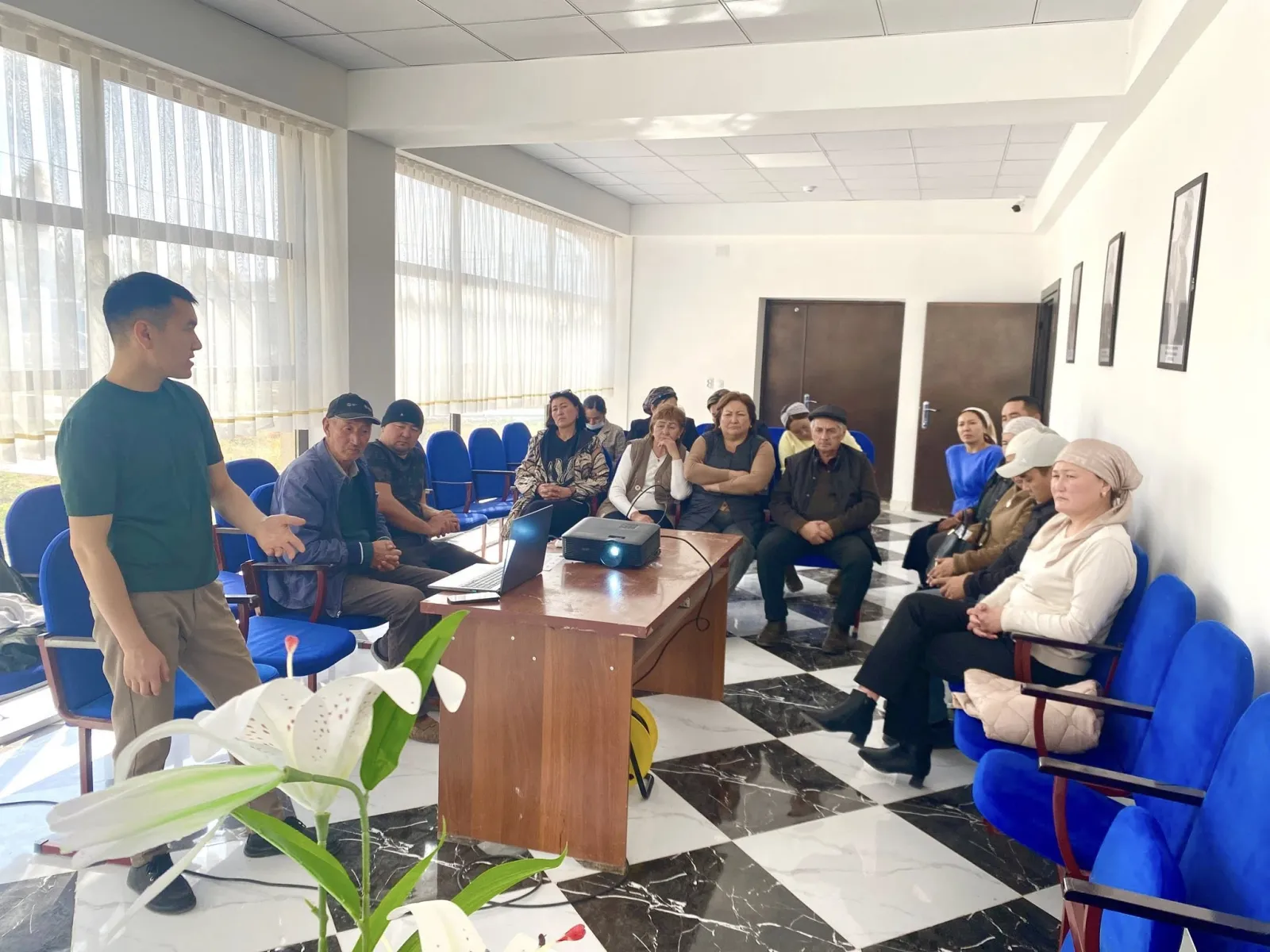 24-октябрь күнү Чолпонбай айыл өкмөтүнүн кызматкерлери үчүн “Шайлоо алдындагы даярдыктар, шайлоодогу эрежелер жана айыл өкмөт паспортунун ачыктыгы” тууралуу окутуу болуп өттү.